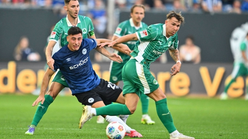 Greuther Furth khó lòng chống đỡ những đợt tấn công của Bielefeld